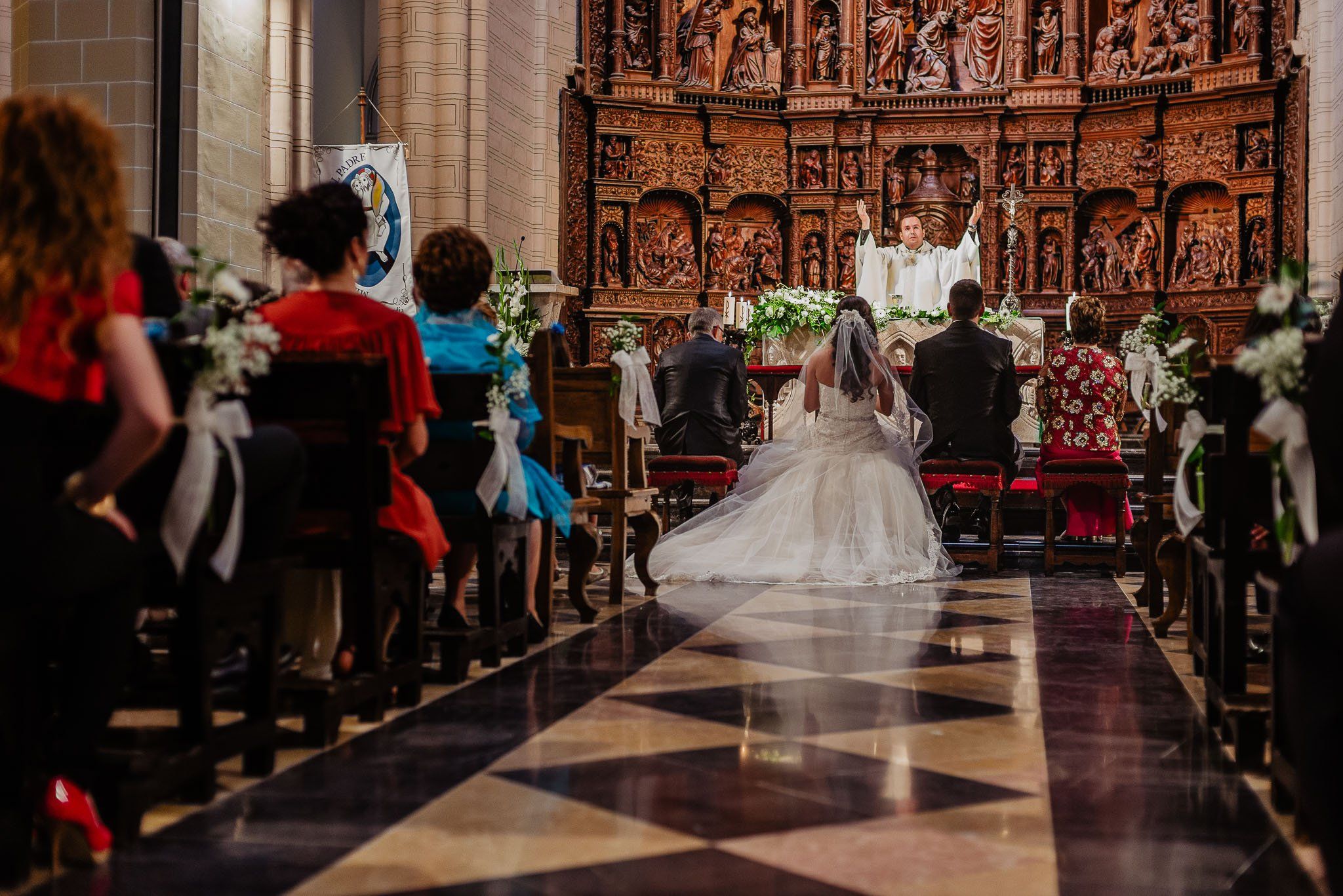 Bendición de los novios en la iglesia durante la ceremonia