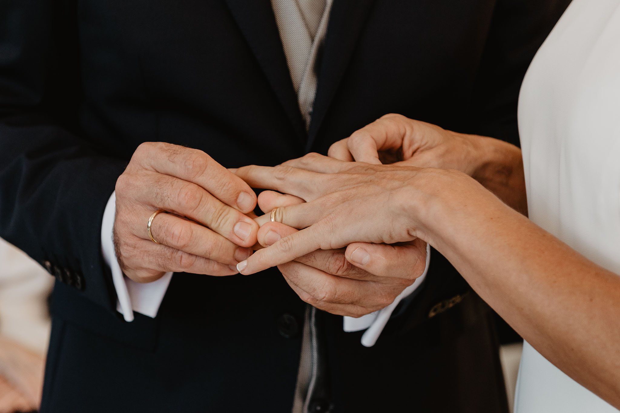 intercambio de anillos en la ceremónia de boda en Mallorca