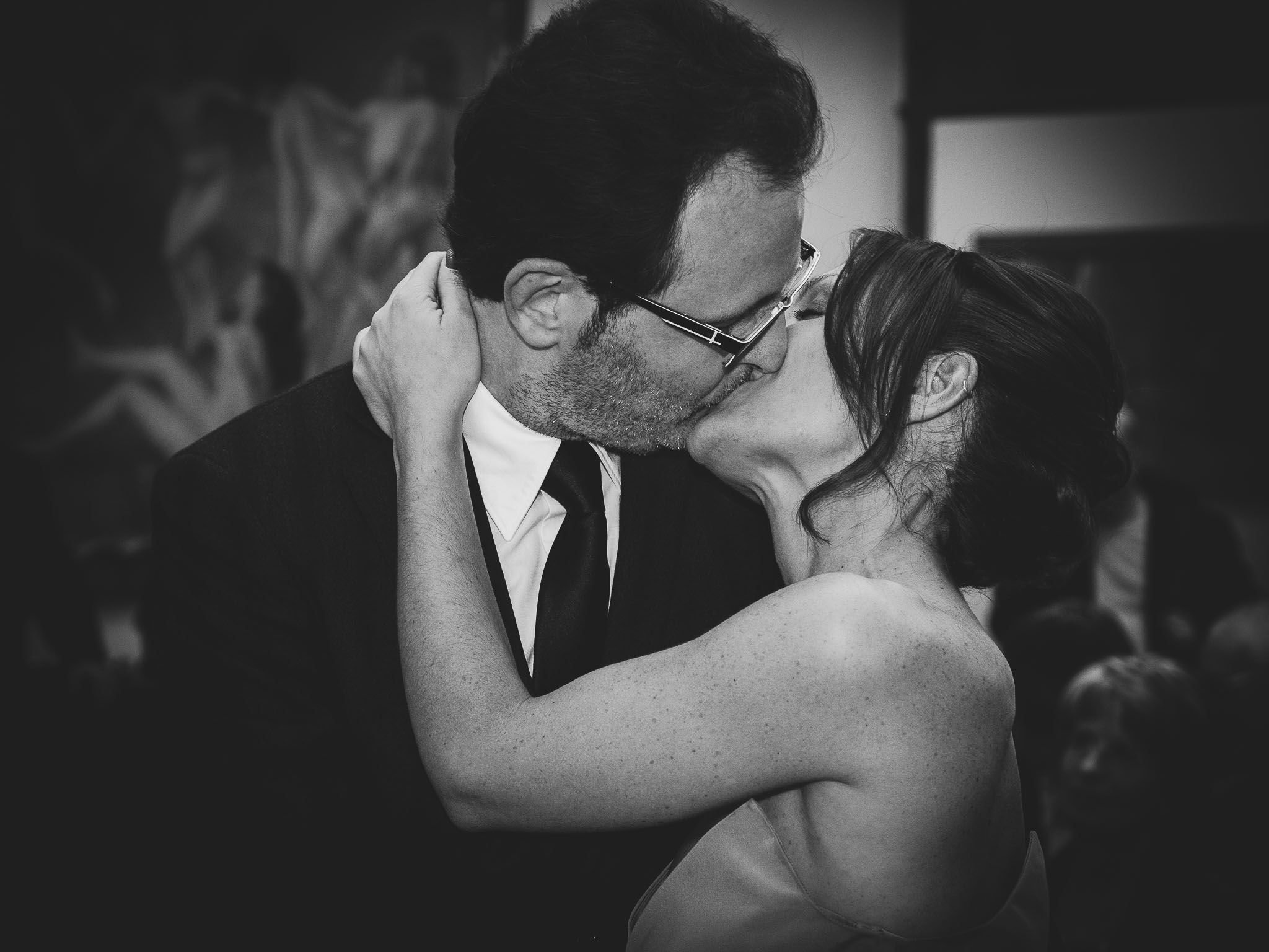 El beso de los novios durante la boda