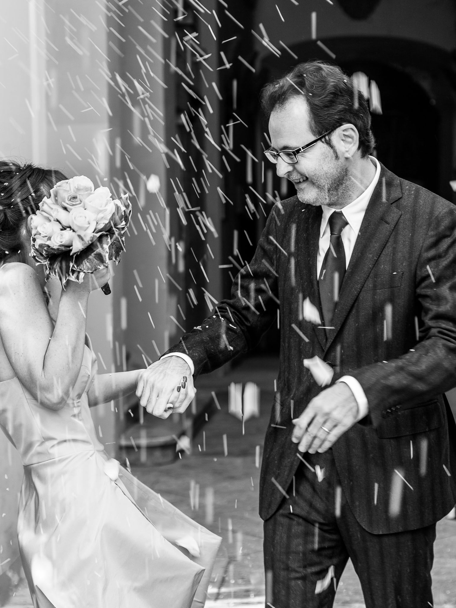 La novia se protege con el ramo del lanzamiento del arroz