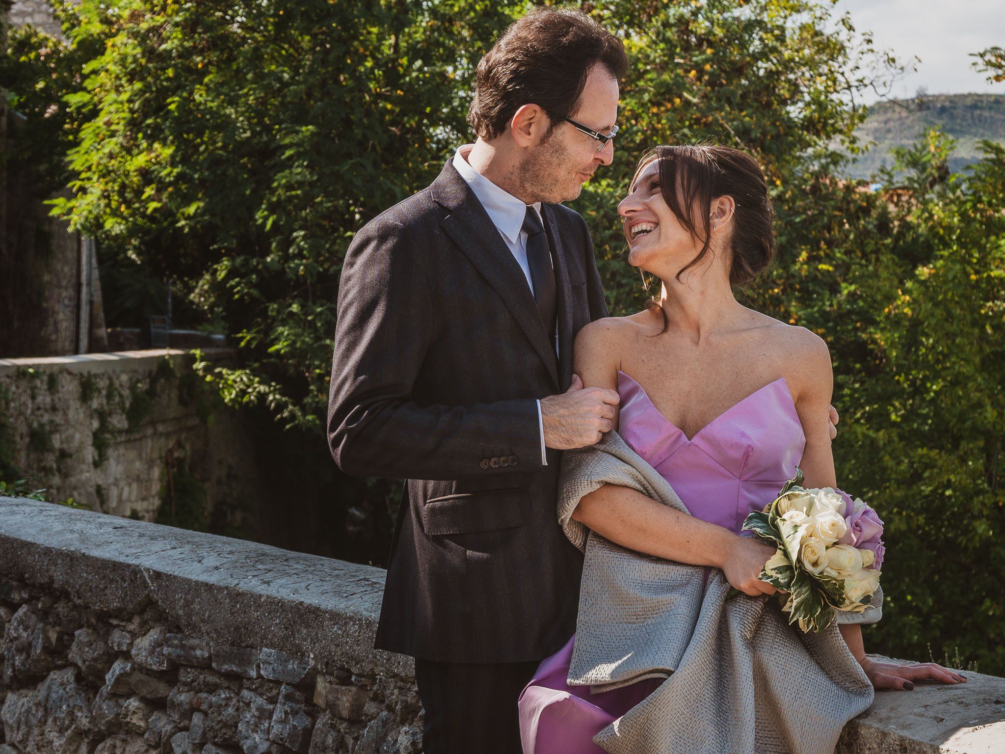 Los novios felices después de la boda